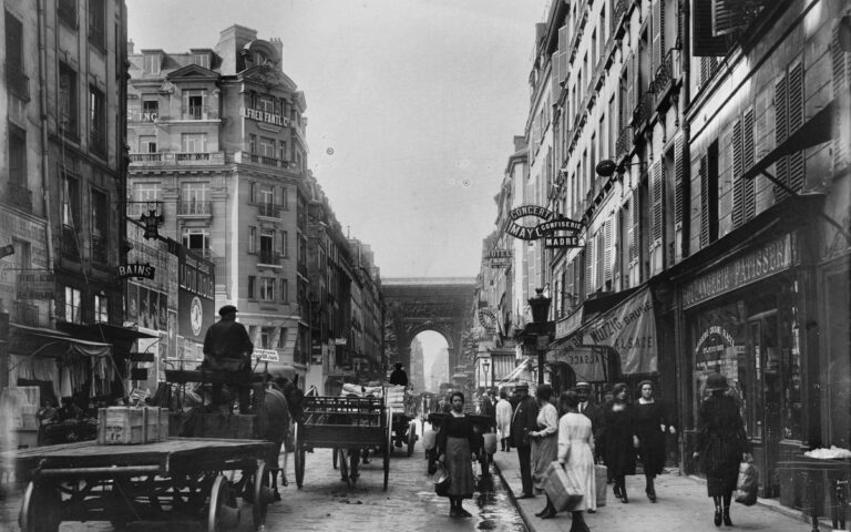 Comprendre la construction sociétale française pour comprendre les rapports des Français avec le travail